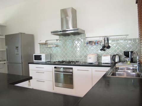 Comfort Villa | Private kitchen | Fridge, microwave, oven, stovetop