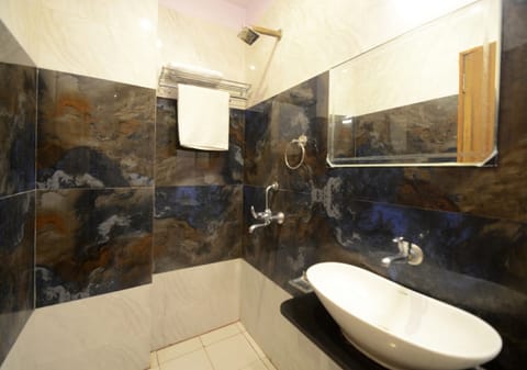 Basic Suite, 1 Double Bed, Non Smoking | Bathroom | Shower, towels