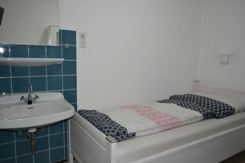 Single Room | Desk, free WiFi, bed sheets