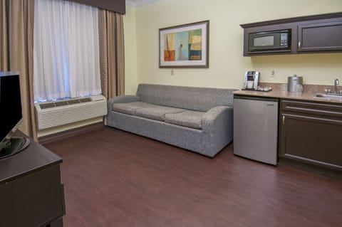 Suite, 1 King Bed | Desk, laptop workspace, iron/ironing board, free cribs/infant beds