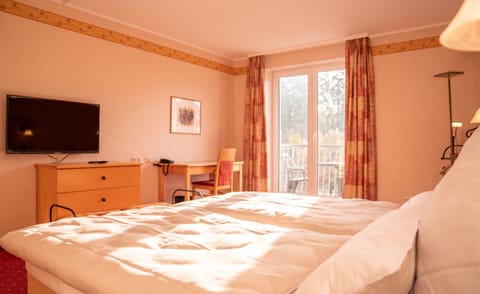 Junior Suite | 1 bedroom, hypo-allergenic bedding, in-room safe, desk