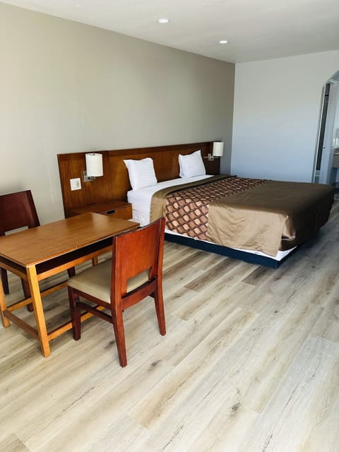 Room, 1 Queen Bed, Non Smoking | Desk, free WiFi, bed sheets