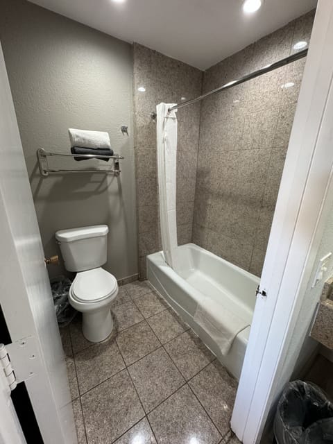 Room, 1 Queen Bed, Non Smoking | Bathroom | Combined shower/tub, towels, soap, shampoo