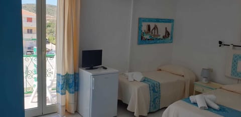 Superior Triple Room, 1 Queen Bed | Minibar, free WiFi, bed sheets