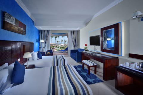 Deluxe Double Room | Minibar, in-room safe, bed sheets