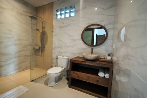 Family Room, 2 Bedrooms | Bathroom | Shower, rainfall showerhead, free toiletries, hair dryer