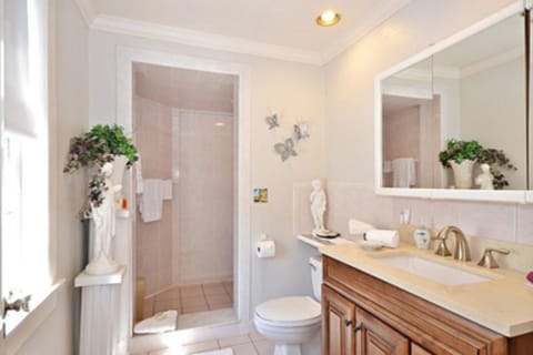 Dali room | Bathroom | Designer toiletries, hair dryer, bathrobes, towels