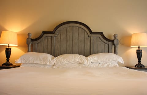 Deluxe Single Room, 1 King Bed | Frette Italian sheets, premium bedding, pillowtop beds, desk
