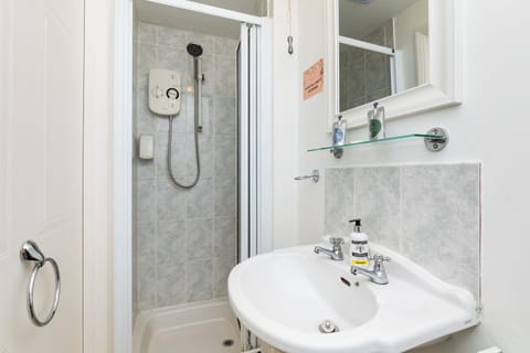 Twin Room with Private Shower | Bathroom amenities | Free toiletries, hair dryer, towels, shampoo