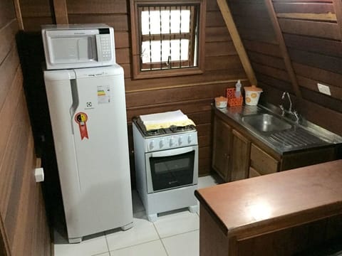 Elite Cabin | Private kitchen | Fridge, electric kettle