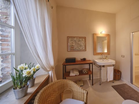 Deluxe Double Room (Margherita) | Bathroom | Free toiletries, hair dryer, bidet, towels