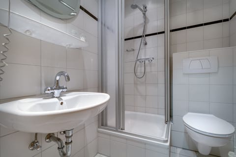 Standard Triple Room, Multiple Beds | Bathroom | Shower, free toiletries, hair dryer, towels