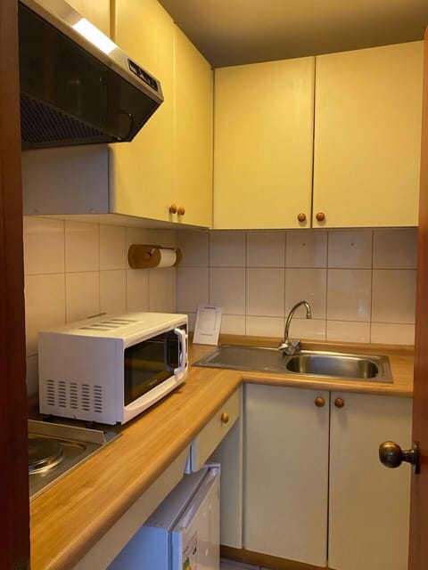 Express | Private kitchen | Mini-fridge, microwave, rice cooker, cookware/dishes/utensils