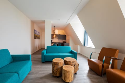 Laptop workspace, blackout drapes, soundproofing, free cribs/infant beds