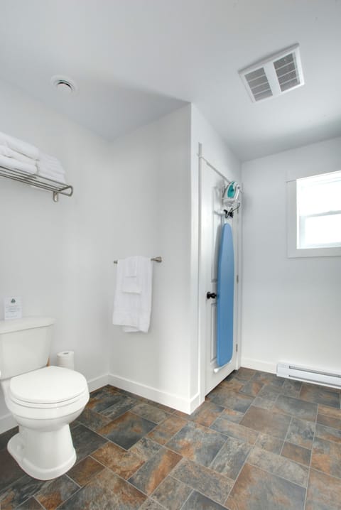 Duplex, 1 Bedroom, Non Smoking | Bathroom | Hair dryer, towels, toilet paper