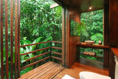 Jungle Suite | Bathroom | Shower, hydromassage showerhead, free toiletries, slippers