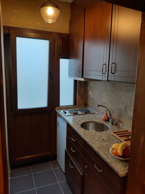 Family Suite (small kitchen) | Private kitchenette | Fridge, electric kettle