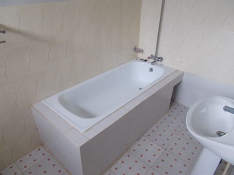Standard Twin Room, Non Smoking | Bathroom | Combined shower/tub, deep soaking tub, rainfall showerhead