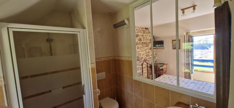 Double Room (Pere Pierron) | Bathroom | Free toiletries, hair dryer, towels