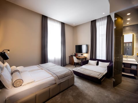 Deluxe Twin Room | 1 bedroom, free minibar items, in-room safe, desk