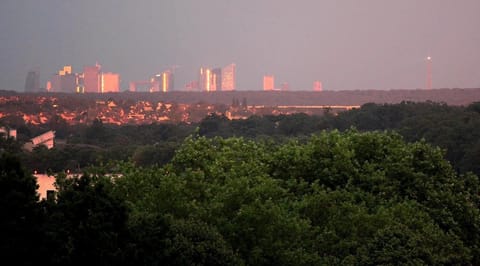 Room, 1 Queen Bed, Non Smoking (Chambre 1) | Valley view