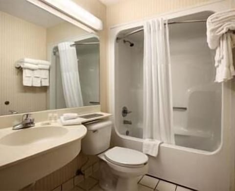 Combined shower/tub, hair dryer, towels