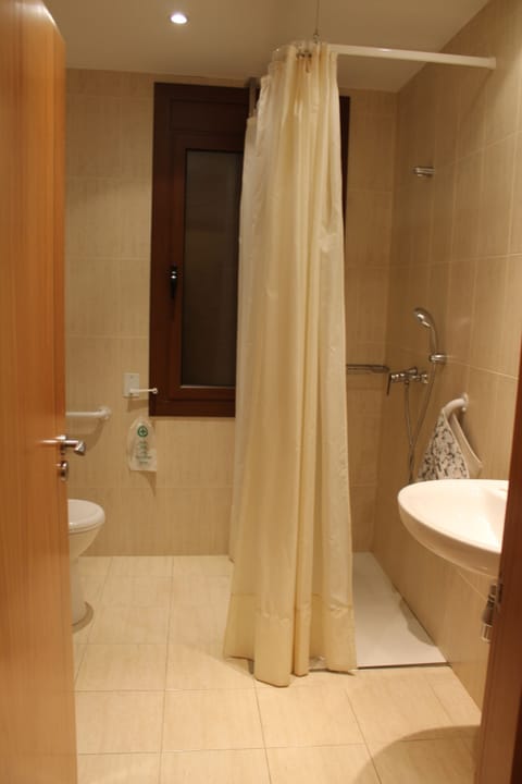 Apartment, 1 Bedroom (7) | Bathroom | Hair dryer, bidet, towels