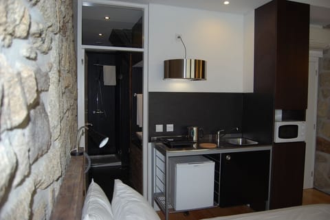 Studio, Balcony (Rua) | Private kitchenette | Fridge, microwave, stovetop, coffee/tea maker