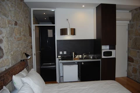 Studio, Balcony (Rua) | Private kitchenette | Fridge, microwave, stovetop, coffee/tea maker