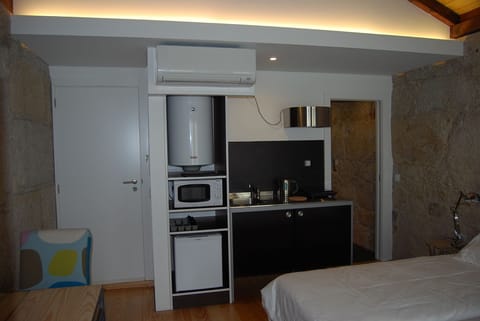 Studio, Balcony (Traves) | Private kitchenette | Fridge, microwave, stovetop, coffee/tea maker