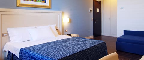 Deluxe Double or Twin Room | In-room safe, desk, blackout drapes, soundproofing