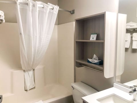 Combined shower/tub, free toiletries, hair dryer, towels