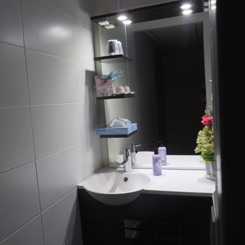 Double Room, Bathtub | Bathroom | Free toiletries, hair dryer, bathrobes, towels