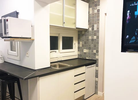 Deluxe Apartment | Private kitchenette | Full-size fridge, microwave, stovetop, cookware/dishes/utensils