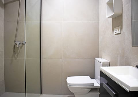 Twin Room, Terrace | Bathroom | Shower, free toiletries, hair dryer, towels