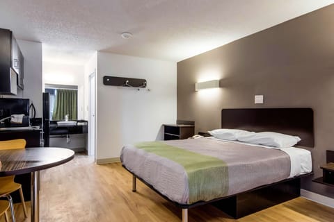 Deluxe Room, 1 Queen Bed, Non Smoking, Kitchenette | Desk, free WiFi, bed sheets