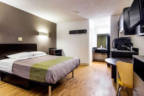 Deluxe Room, 1 Queen Bed, Non Smoking, Kitchenette | Desk, free WiFi, bed sheets