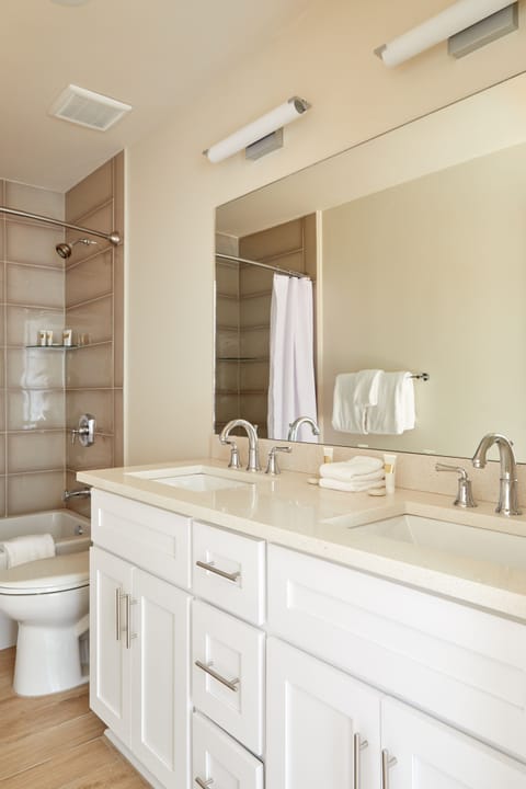 Deluxe Apartment, 1 Bedroom | Bathroom | Shower, free toiletries, hair dryer, towels