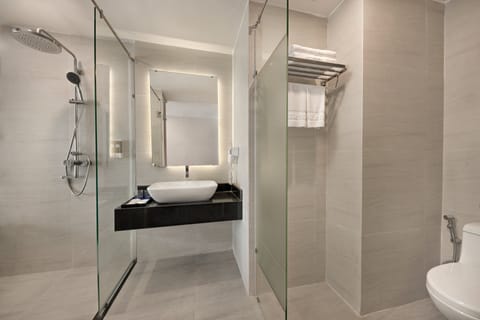 Deluxe Triple Room, Balcony, City View | Bathroom | Combined shower/tub, rainfall showerhead, free toiletries, hair dryer