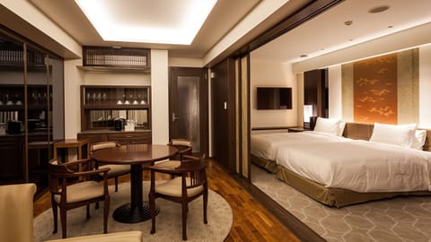 EXES Premier Grand Suite, Non Smoking / Access to Lounge | Minibar, in-room safe, desk, iron/ironing board