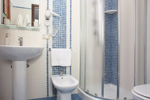 Standard Double Room | Bathroom | Shower, rainfall showerhead, free toiletries, hair dryer