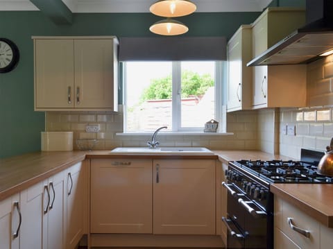 Kitchen and dining room with breakfast area | Apple Tree House, Scarborough