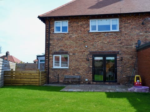 Enclosed lawned garden with patio and garden furniture | Apple Tree House, Scarborough