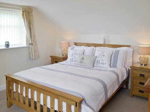 Relaxing double bedroom with en-suite shower room | The Retreat, Hunmanby, near Filey