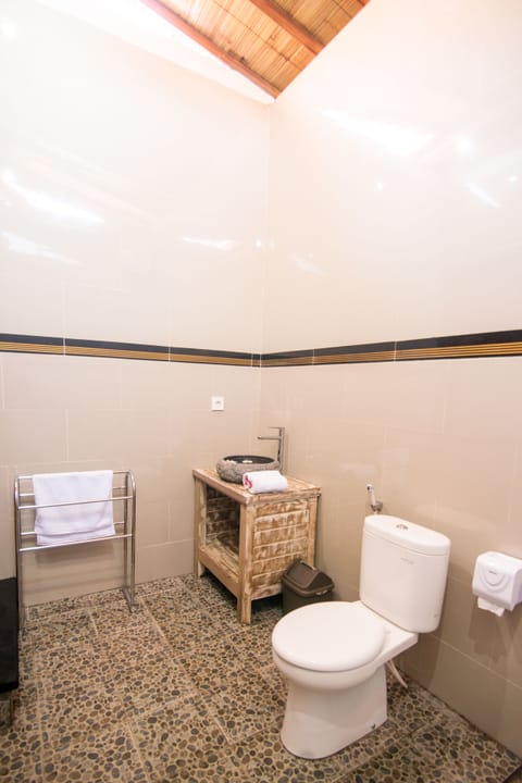 Deluxe Room, 1 King Bed, Garden View | Bathroom | Shower, rainfall showerhead, free toiletries, bidet