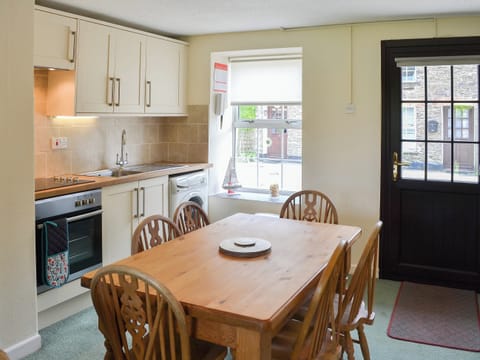Traditional kitchen/diner | Quarrymans Cottage, Edmonton, near Wadebridge