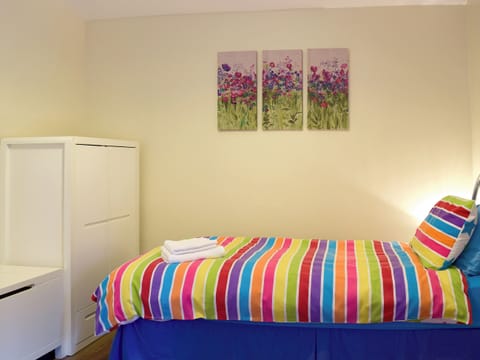 Twin bedroom | Bont Cottage, Kidwelly