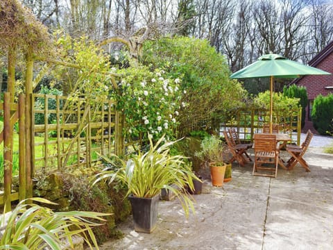 Wonderful sitting out area | Woodhouse Cottage, Dobshill, near Chester