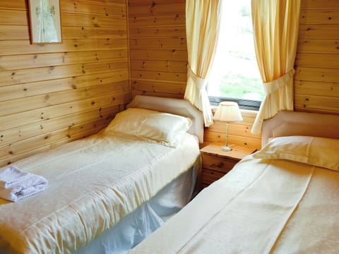 Twin bedroom | Larch Cottage, Glenisla