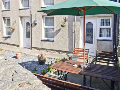 Sitting-out-area | Ty Capel Gosen, Trefor, nr. Caernarfon
